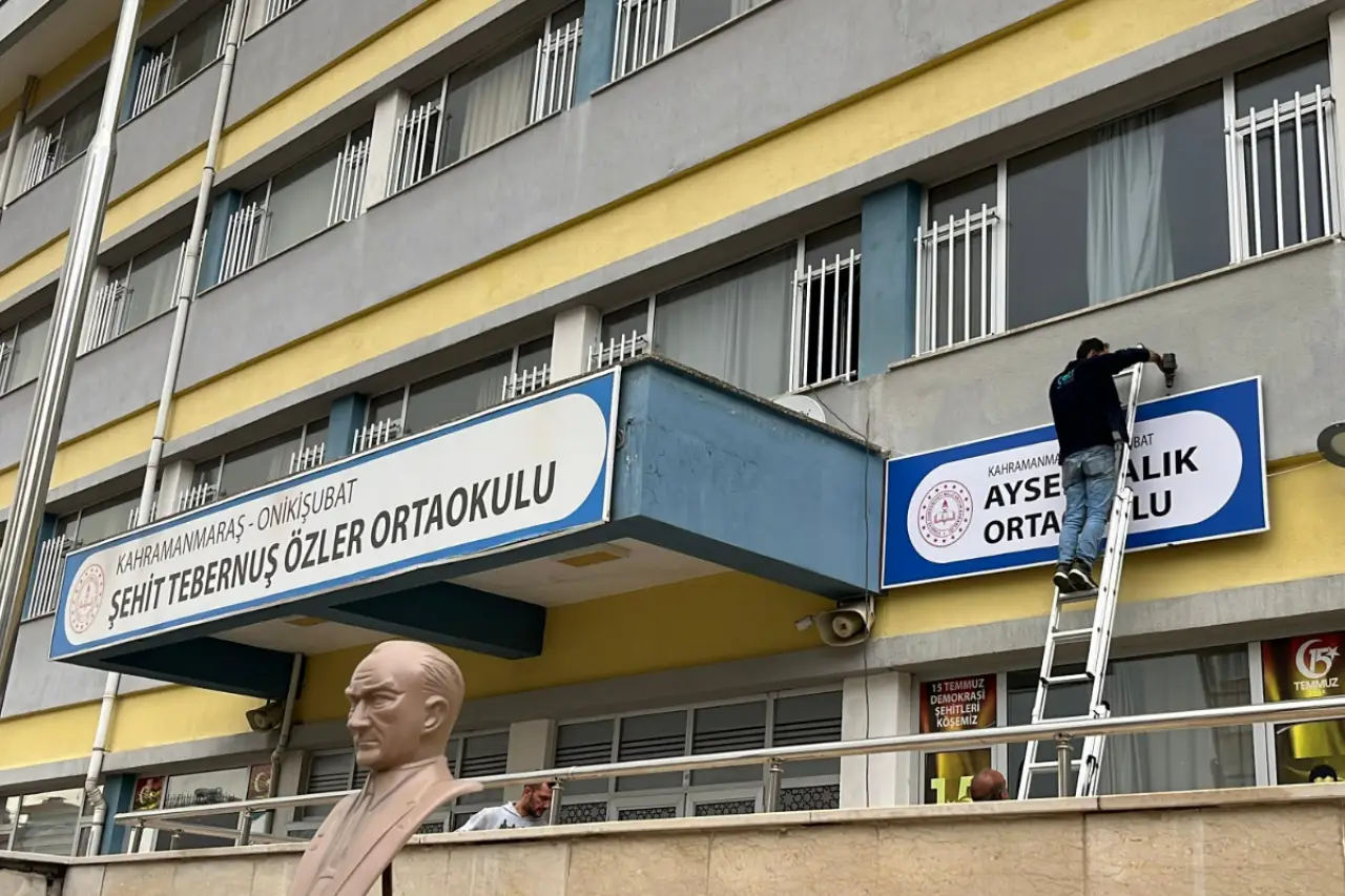 Kapatılan Ayser Çalık Ortaokulu’nun yeni tabelası asıldı